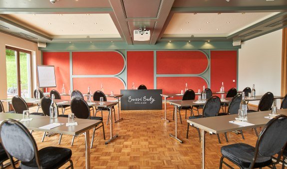 20200520_bussi_baby_tagungssaal_mit_ausblick_zur_terrasse