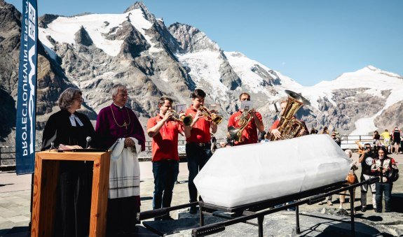 Requiem-in-weiss, © Luca Jaenichen Requiem-in-weiss, © Luca Jaenichen