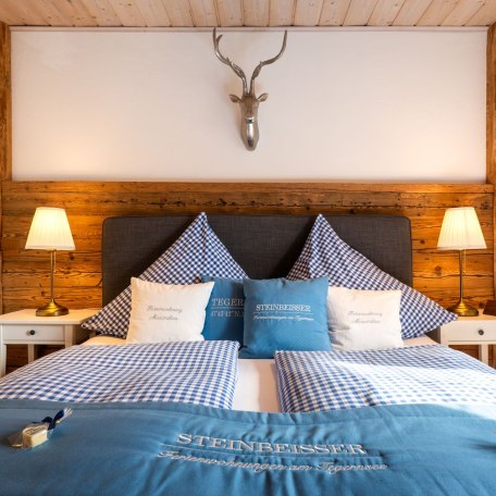 Schlafzimmer 1 mit Betthupferl, © im-web.de/ Tourist-Information Bad Wiessee