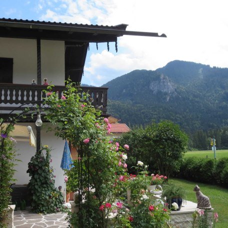 Terasse und Garten; Blick auf den Setzberg, © im-web.de/ Tourist-Information Kreuth