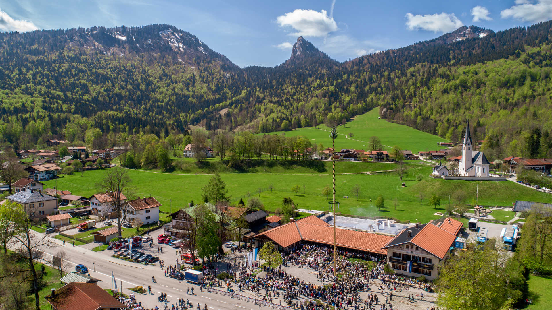 Vor dem Leonhardstein im Hintergrund errichtet die Dorfgemeinschaft im Bergsteigerdorf Kreuth zum 1. Mai traditionell den Maibaum., © luftbuidl, Sebastian Ulmer