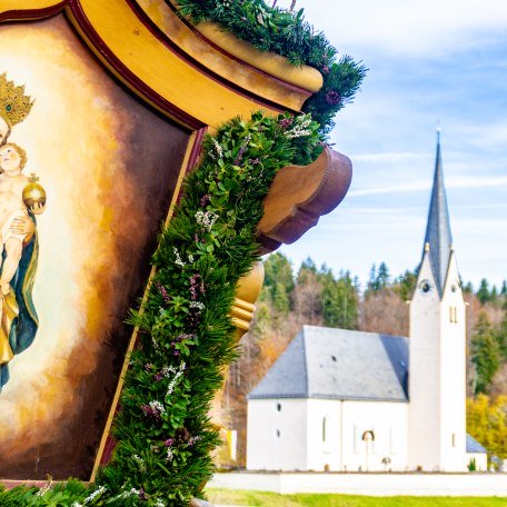 bemalter Pferdewagen und Leonhardikirche in Kreuth, © Stefanie Pfeiler