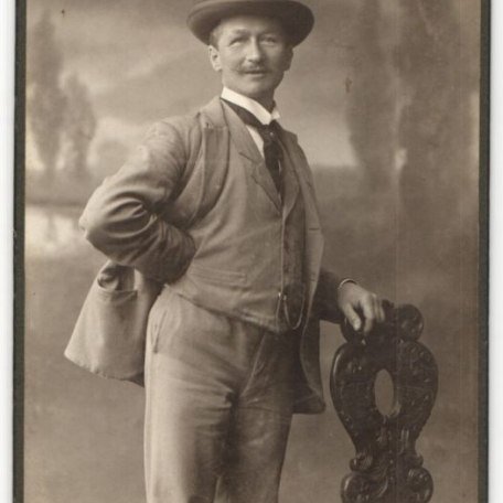 Fotografie-Atelier-Ganghofer-Egern-a-Tegernsee-Portrait-Herr-in-Anzug-mit-Hut, © Dr. Peter Czoik
