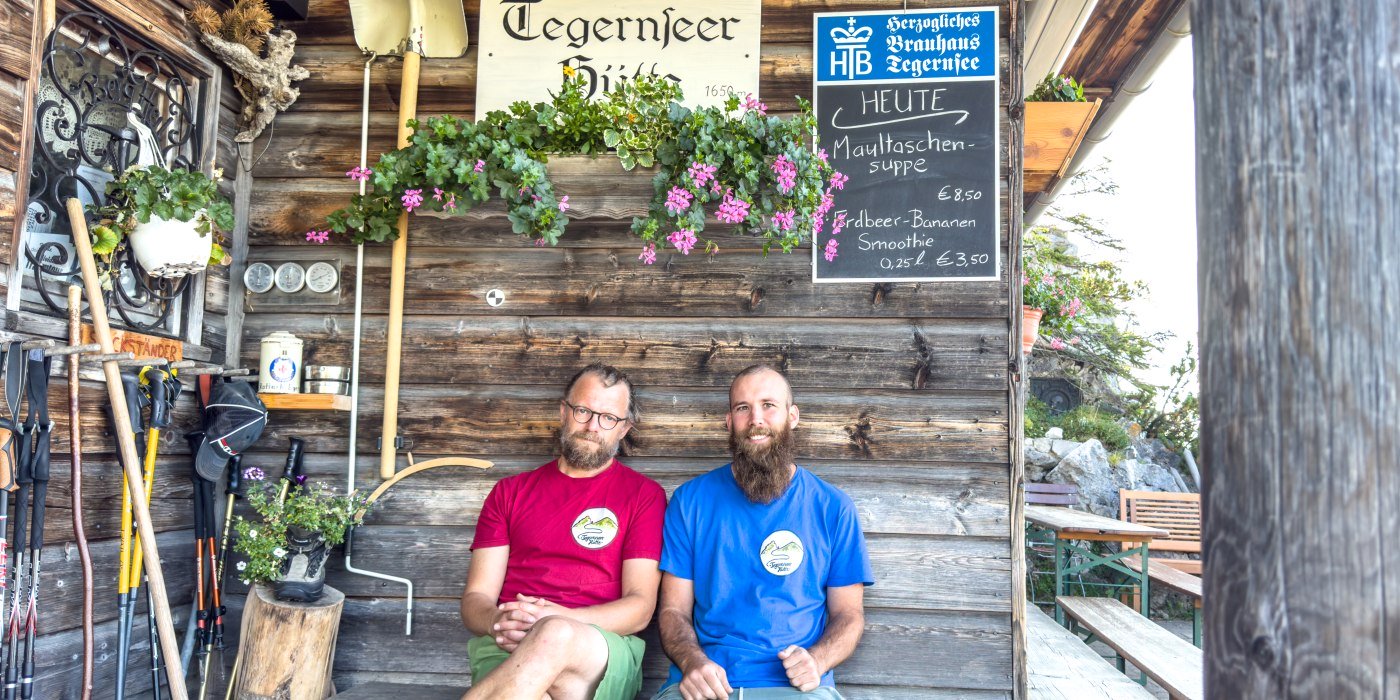 die H&uuml;ttenwirte entspannt nach getaner Arbeit 