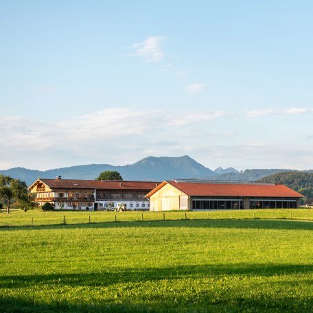 Glaslhof mit Blick auf die Alpenkette bei Gmund am Tegernsee, &copy; &copy;Glasl