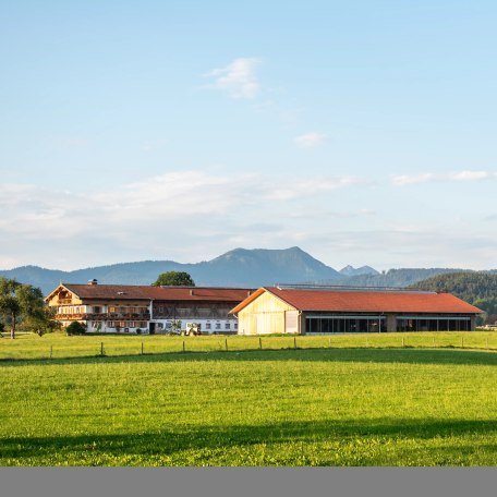 Glaslhof mit Blick auf die Alpenkette bei Gmund am Tegernsee, © ©Glasl
