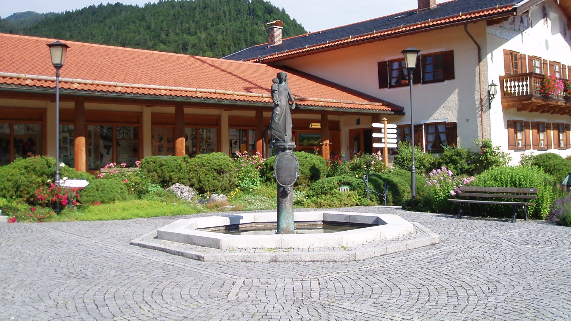Dorfplatz Kreuth mit Mariens&auml;ule, &copy; Gemeinde Kreuth