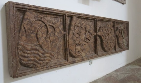Steinplatte an der Wand in der Katholische Pfarrkirche St. Quirinus, © Dr. Ingvild Richardsen