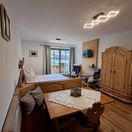 gem&uuml;tliche Wohnung im bayrischen Stil mit S&uuml;dbalkon, &copy; im-web.de/ Regionalentwicklung Oberland Kommunalunternehmen