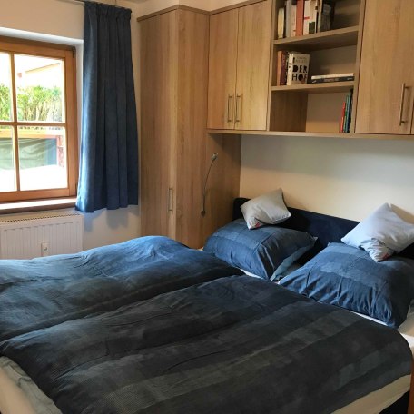 Schlafzimmer mit extra hohem Doppelbett, © Alpen-Suite Abwinkl  Bad Wiessee