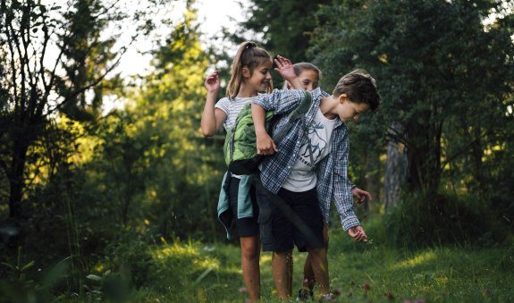 Kinder unterwegs in der Natur, © Julian Rohn Kinder unterwegs in der Natur, © Julian Rohn