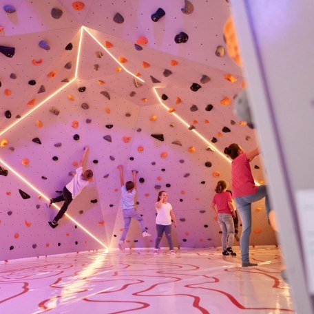 tp_halle-1_boulderwand_2022_ursgolling_0102_hr, © Tegernsee Phantastisch (Urs Golling) tp_halle-1_boulderwand_2022_ursgolling_0102_hr, © Tegernsee Phantastisch (Urs Golling)