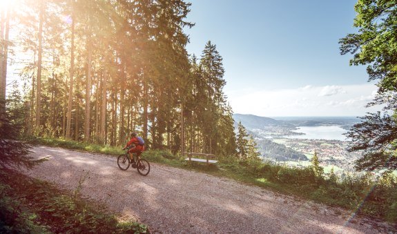 Mountainbiken mit Blick auf den Tegernsee, &copy; Julian Rohn