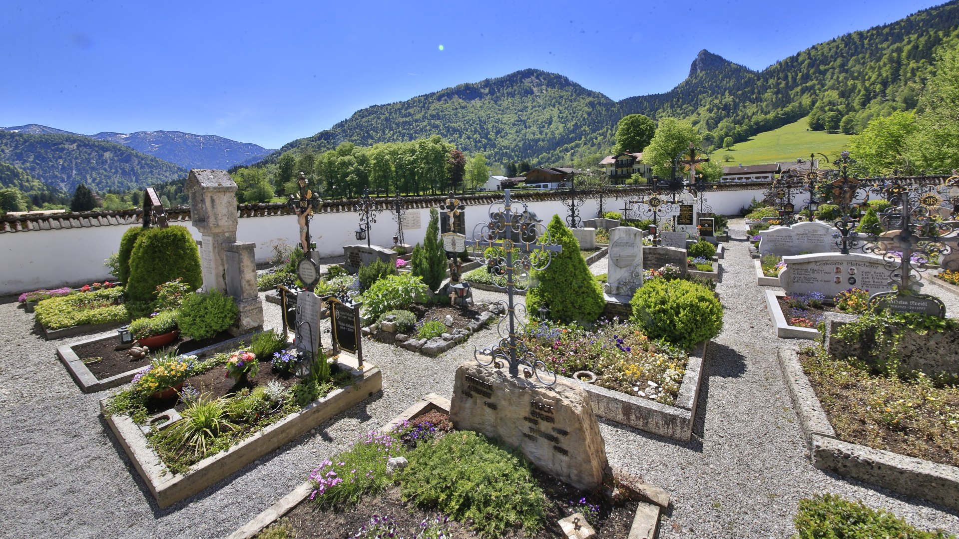 Kirchenfriedhof Kreuth, © DER TEGERNSEE Kirchenfriedhof Kreuth, © DER TEGERNSEE