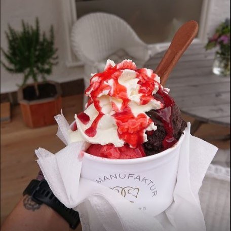 erdbeerbecher, &copy; &copy; Eismanufaktur Tegernsee