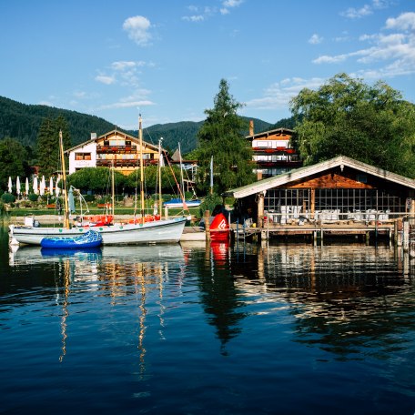 Ansicht vom See - Bootshaus mit Gästen