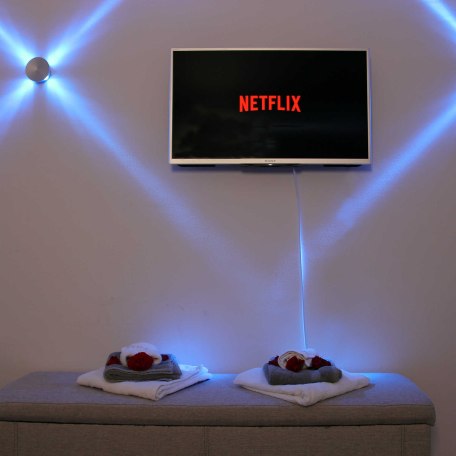 Zweiter Fernseher im Schlafzimmer inkl. Netflix, © im-web.de/ Tourist Information Tegernsee
