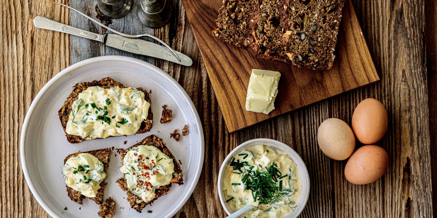 Eine leckere Brotzeit mit selbstgebackenem Brot und Eiersalat., © Anya Rüngeler