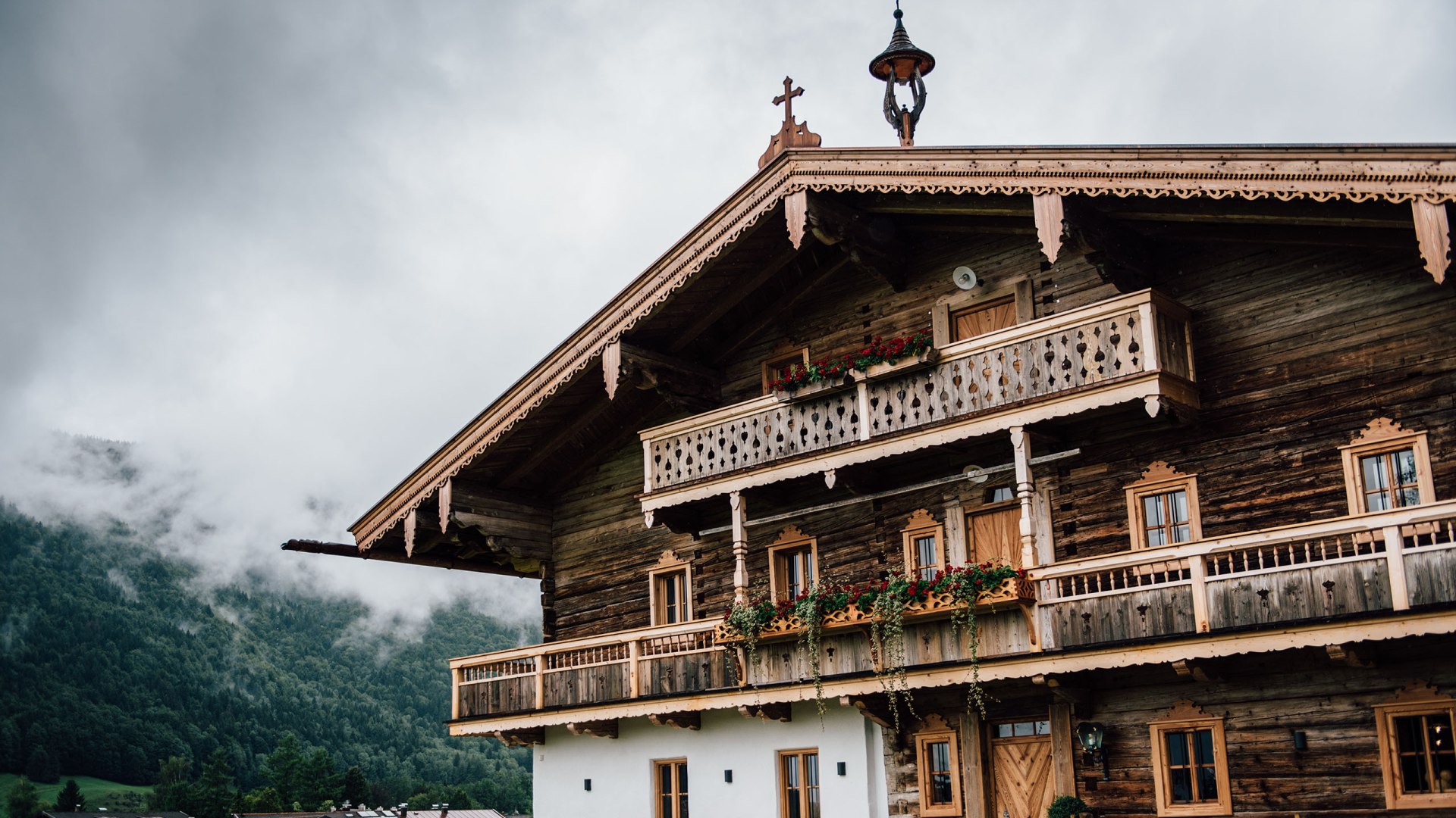 Der Voitlhof während eines Regenschauers am Tegernsee, © Julian Rohn