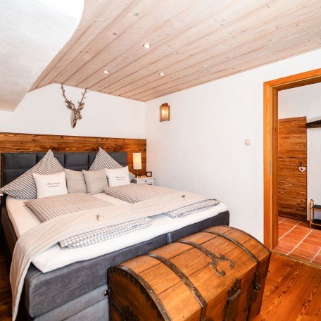 Schlafzimmer mit bequemen Boxspringbett, © im-web.de/ Tourist-Information Bad Wiessee