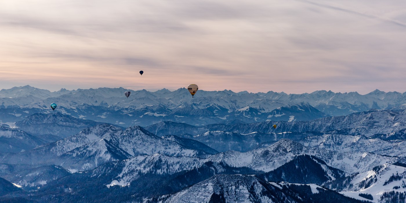 Hei&szlig;luftballone fahren mit Blick &uuml;ber die Alpengipfel