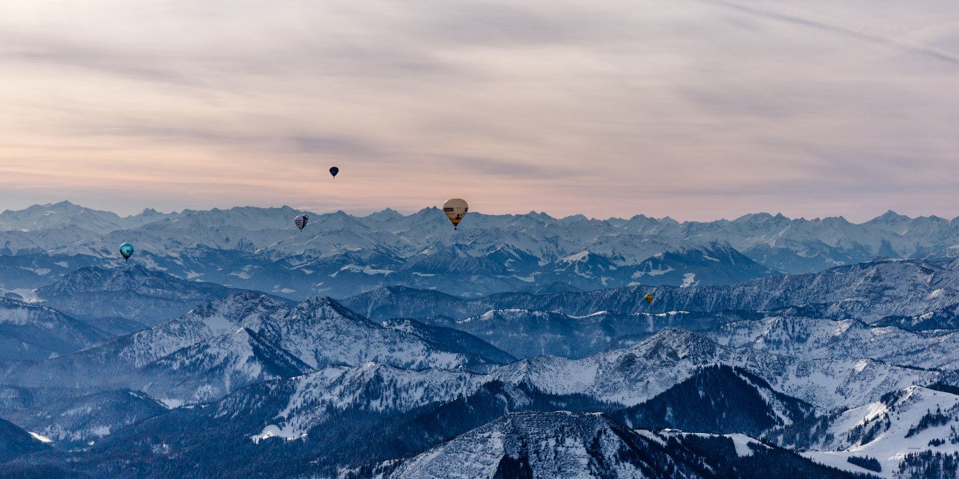 Hei&szlig;luftballone fahren mit Blick &uuml;ber die Alpengipfel