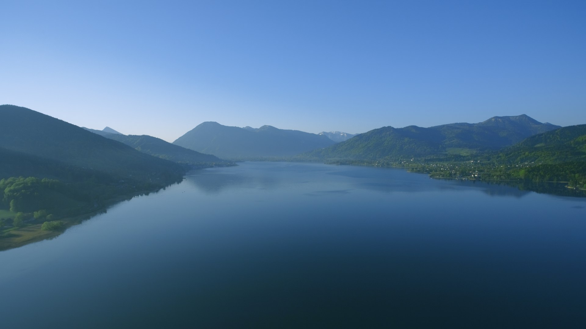 Der fantastische Blick von Gut Kaltenbrunn über den Tegernsee Richtung Wallberg und Bayerische Voralpen., © Manfred Manke