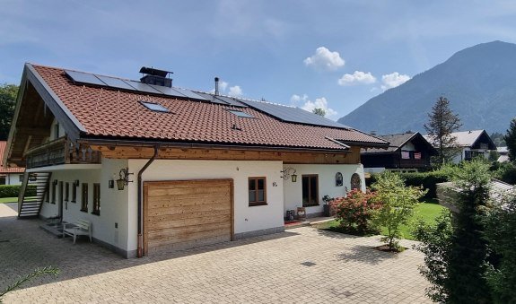 Haus Caroline - Außenansicht mit Wallberg, © Robert Ade