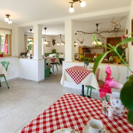 Wintergarten im Frühstücksraum, © im-web.de/ Tourist-Information Rottach-Egern
