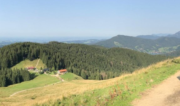 Blick vom Gindelalmschneid zur Gindel-Alm, © Community Blick vom Gindelalmschneid zur Gindel-Alm, © Community