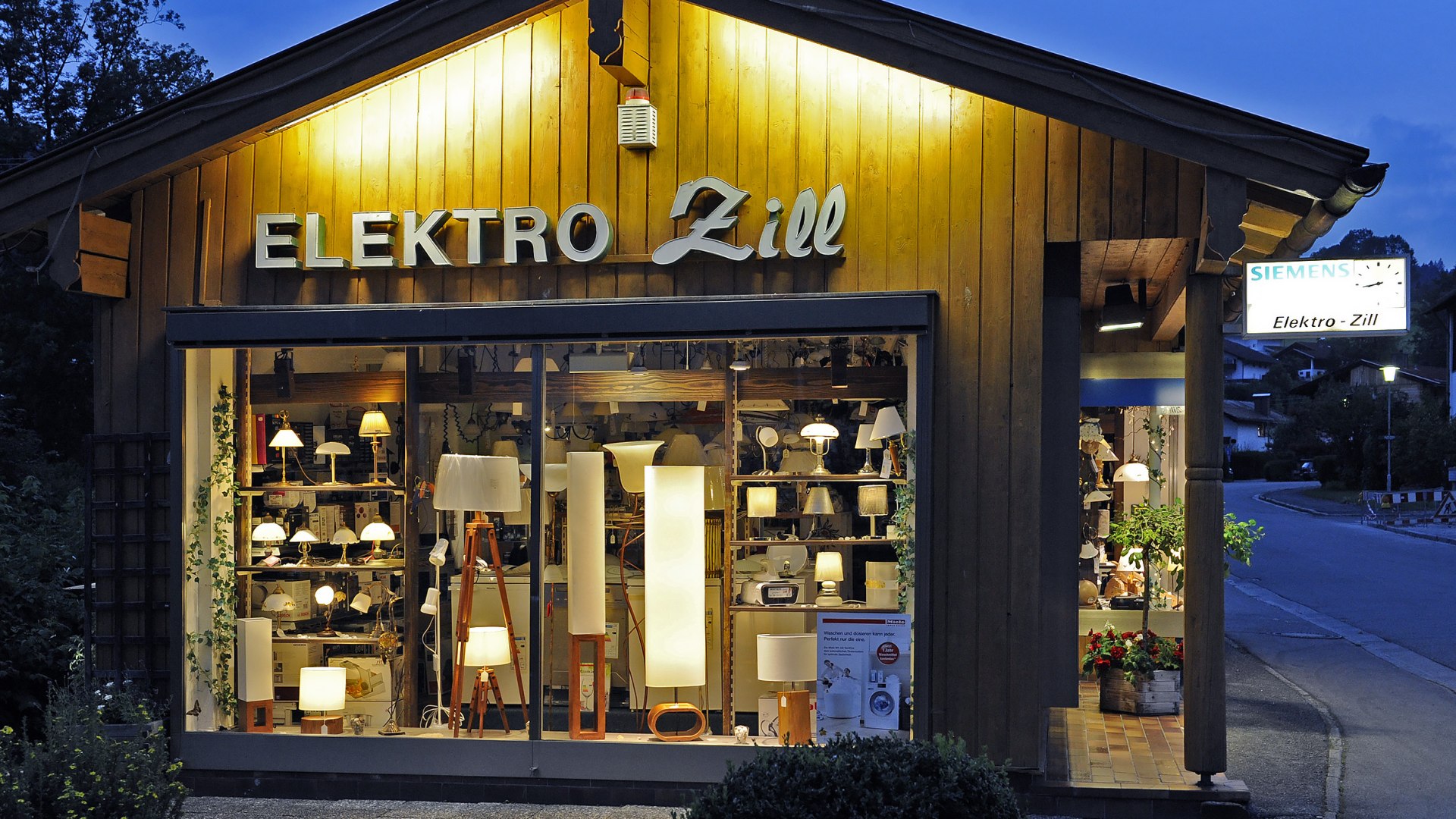 Außenansicht Elektro Zill bei Nacht, © Elektro Zill