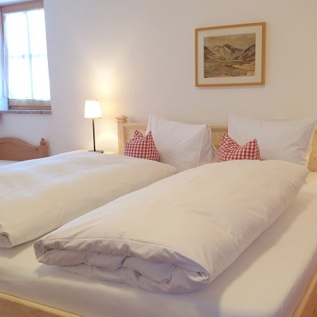 Schlafzimmer der Wohnung rot, © Miller Renate