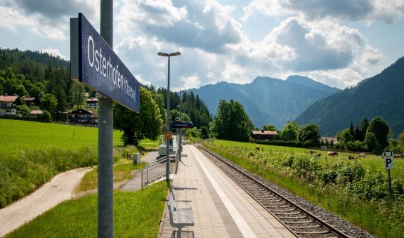 Bahnhof Osterhofen mit Blick ins Leitzachtal, &copy; Alpenregion Tegernsee Schliersee