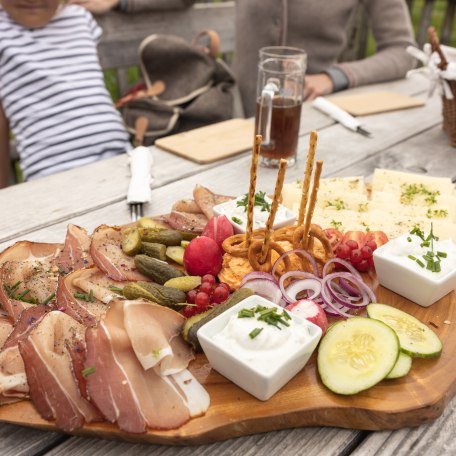 Brotzeit auf der Kreuzbergalm, © Der Tegernsee, Hansi Heckmair