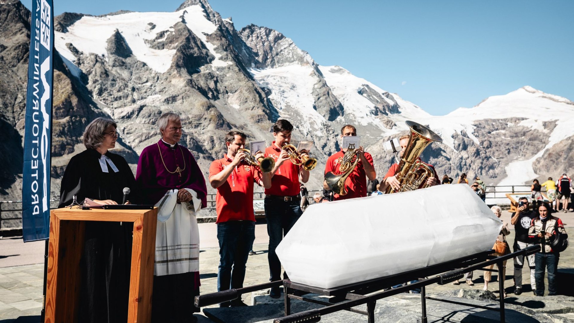 Requiem-in-weiss, © Luca Jaenichen Requiem-in-weiss, © Luca Jaenichen
