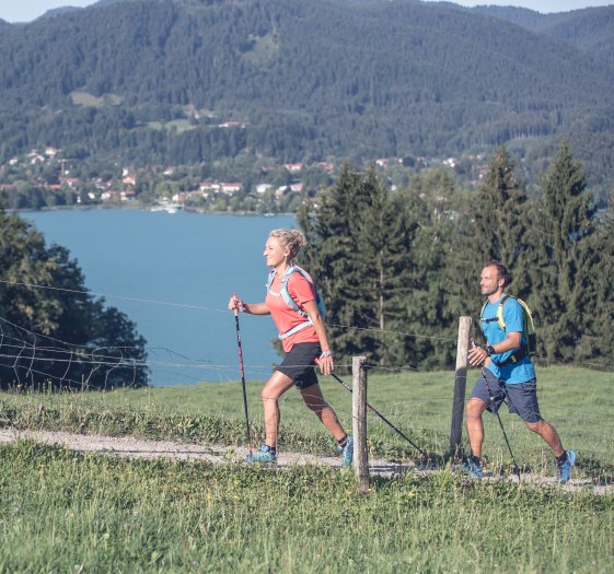 Nordic Walking mit See- und Bergblick gibt es nur am Tegernsee., © Hansi Heckmair