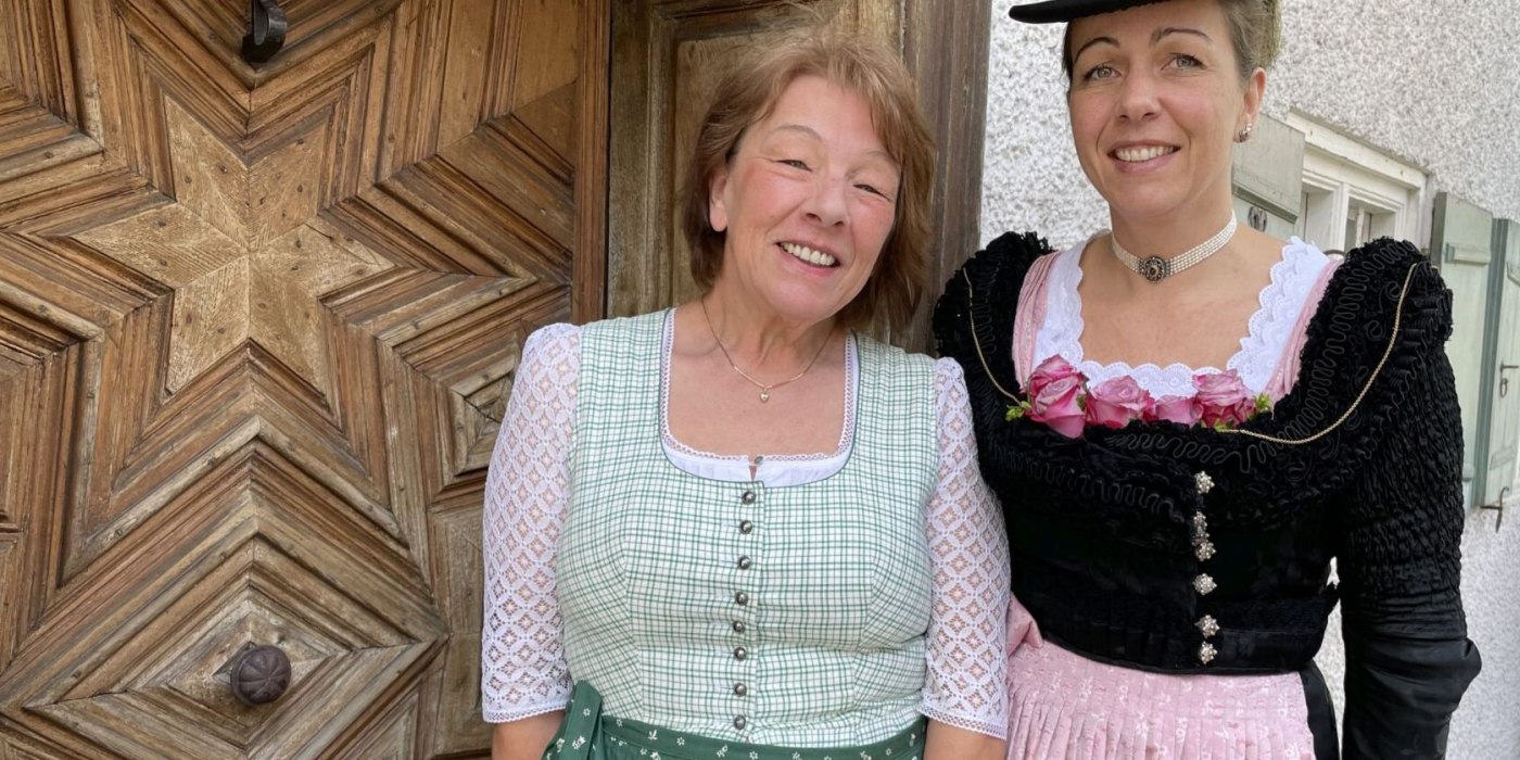 Dirndlschneiderin Nicole Mahler im Schalk (re.), ihre Mutter im Dirndl Dirndlschneiderin Nicole Mahler im Schalk (re.), ihre Mutter im Dirndl
