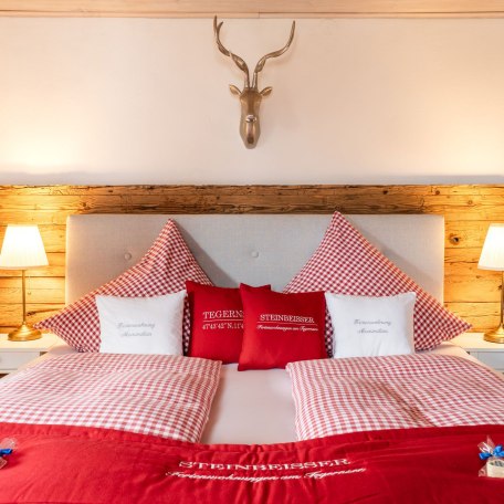 Schlafzimmer 2 mit Betthupferl, © im-web.de/ Tourist-Information Bad Wiessee