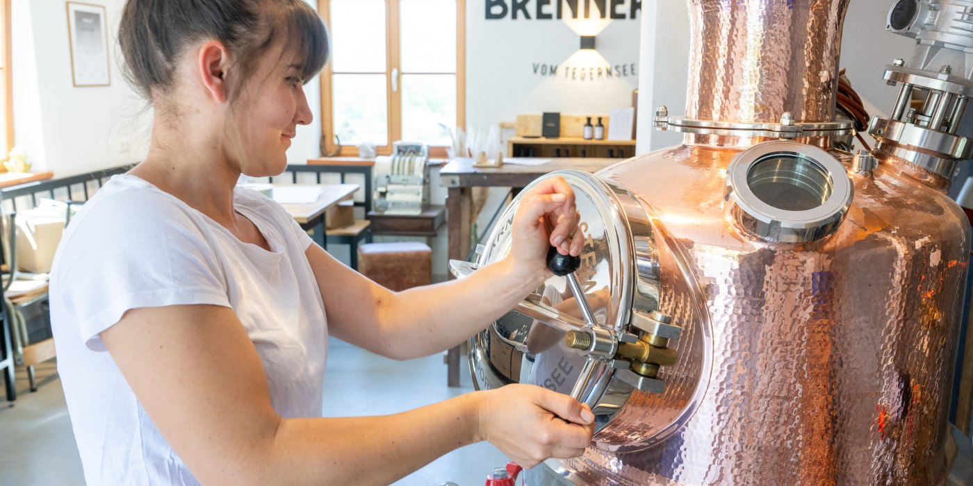 Brennerin Christina Lerner hat eine eigene, hochwertige Brennblase aus Kupfer Brennerin Christina Lerner hat eine eigene, hochwertige Brennblase aus Kupfer