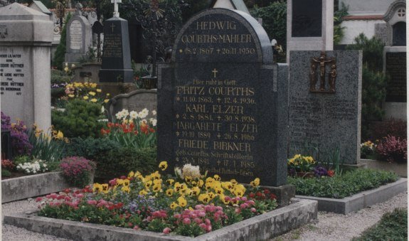 Gemeindefriedhof Tegernsee_Familiengrab Courths-Maler, © Dr. Ingvild Richardsen Gemeindefriedhof Tegernsee_Familiengrab Courths-Maler, © Dr. Ingvild Richardsen