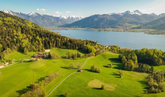 Tegernseer H&ouml;henweg zwischen Gasse und Sankt Quixin, &copy; Alpenregion Tegernsee Schliersee