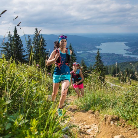 Beim Trailrunning läuft man den Berg auf schmalen Pfaden den Berg hinauf, am Tegernsee erwartet den Läufer am Gipfel immer eine wundervolle Aussicht., © Hansi Heckmair Beim Trailrunning läuft man den Berg auf schmalen Pfaden den Berg hinauf, am Tegernsee erwartet den Läufer am Gipfel immer eine wundervolle Aussicht., © Hansi Heckmair
