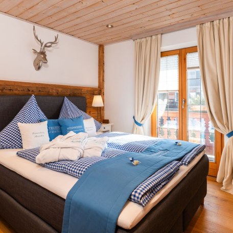 Schlafzimmer 1 mit bequemen Boxspringbett, © im-web.de/ Tourist-Information Bad Wiessee