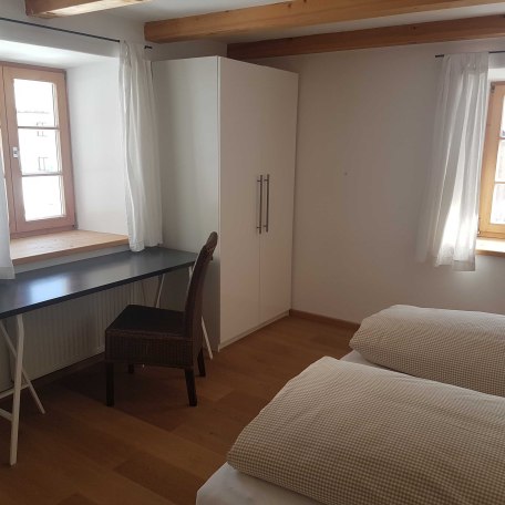 Schlafzimmer mit Schreibtisch, © im-web.de/ Regionalentwicklung Oberland Kommunalunternehmen