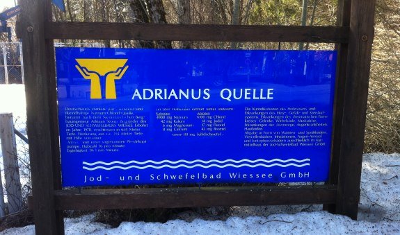 Schild der Adrianus Quelle, © Dr. Ingvild Richardsen