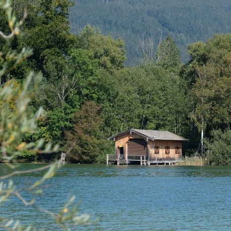 Blick vom Westufer auf die Insel W&ouml;rth mitten im Schliersee, &copy; Ferienwohnung Auszeit am See