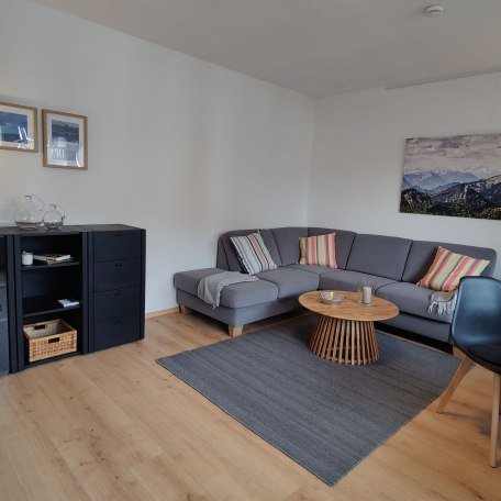 Gro&szlig;e Couch im Wohnraum, &copy; MillerRenate