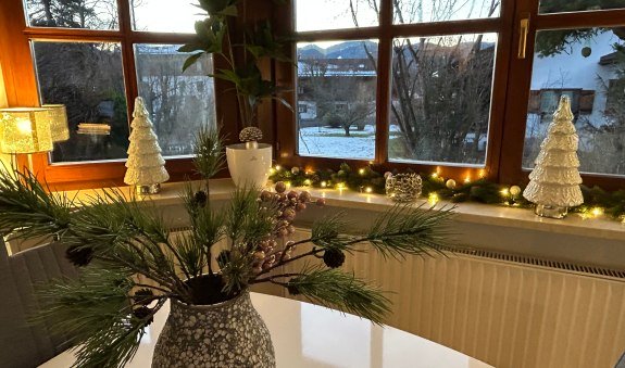 Weihnachtlich geschm&uuml;ckte Essecke im Erker der Tegernsee Perle, &copy; Tegernsee Perle