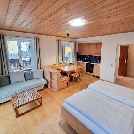 Wohn- und Schlafraum mit Couchecke, Essbereich und K&uuml;chenzeile, &copy; Ferienwohnung Auszeit am See