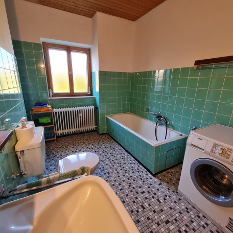 Großes Bad mit Badewanne und Dusche WC und Waschmaschine, © im-web.de/ Tourist-Information Bad Wiessee
